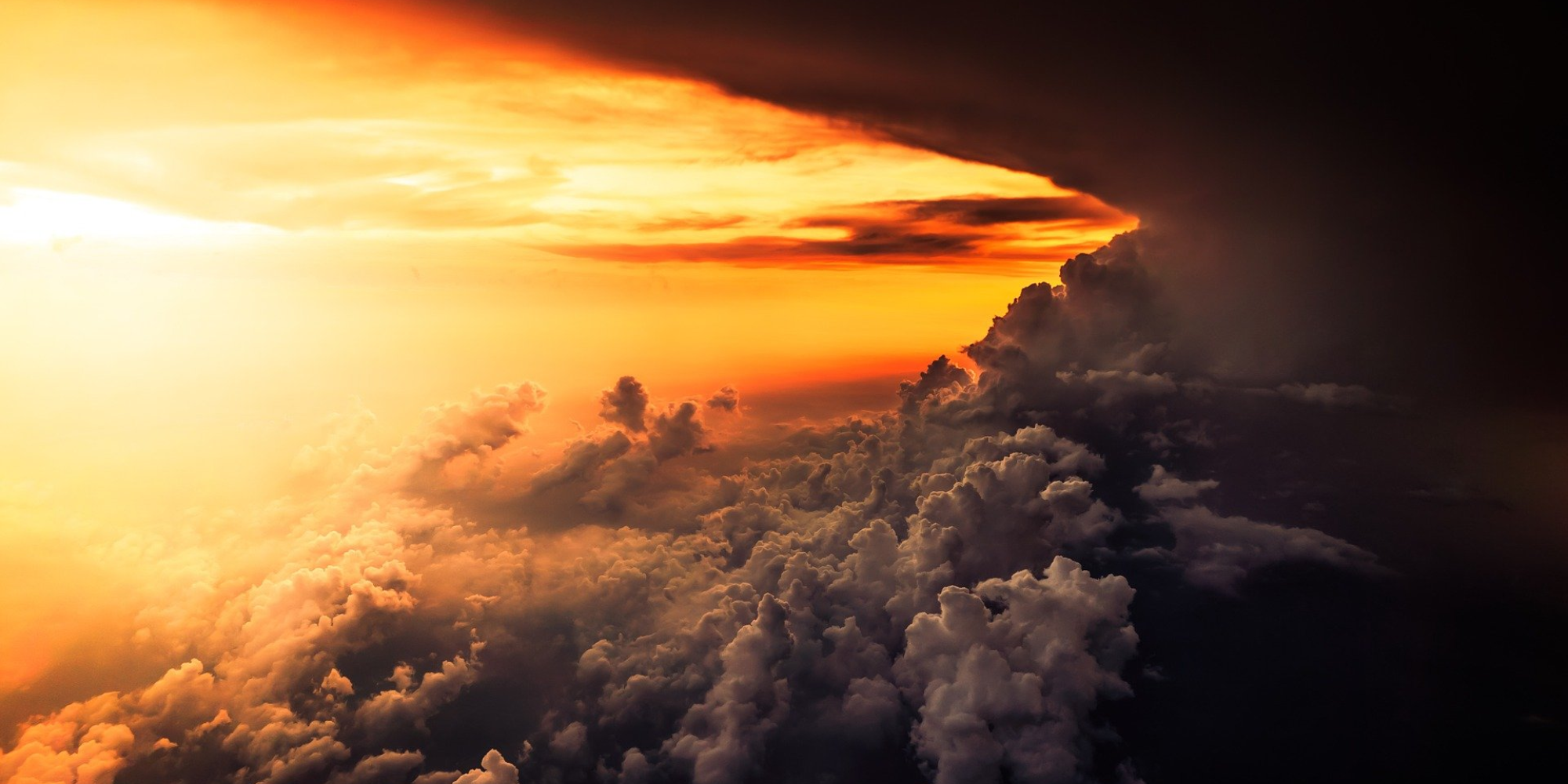 Beitragsbild zu "Qiyāma is coming? Der Jüngste Tag aus theologischer Perspektive" mit der Abbildung eines Sonnenuntergangs in rot-orangen Farben in den Wolken
